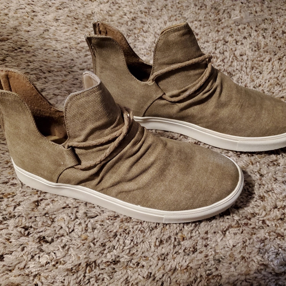 Very G Tan zip back sneakers